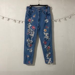 American Eagle Size 6 Regular Embroidered Mom Jeans